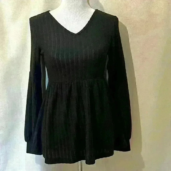 Woman’s Long Sleeve V Neck Top - Picture 2 of 6